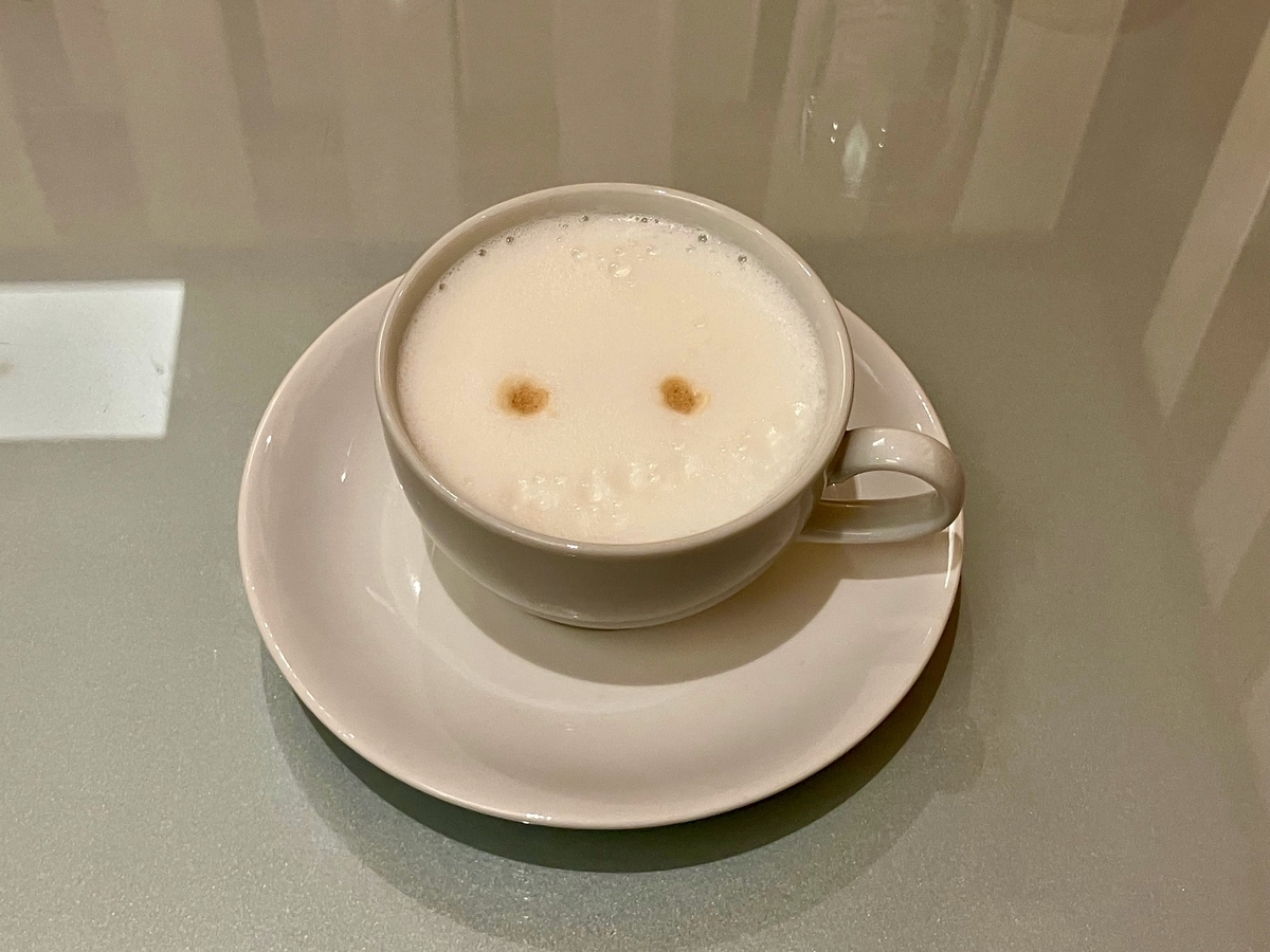 食後のティータイム。白いカップに注がれた、ふわふわの泡がのったカフェラテ