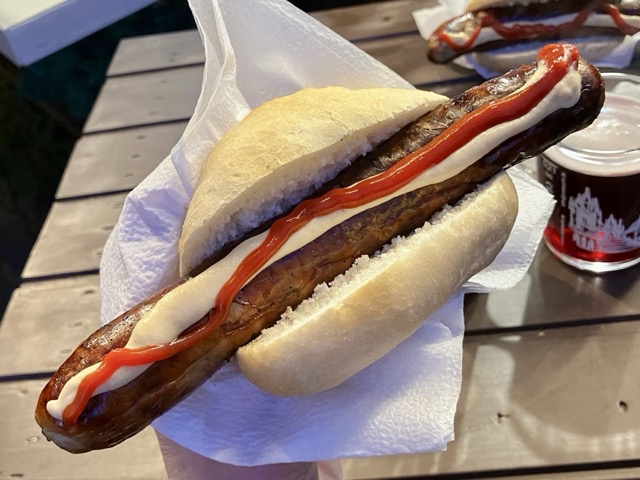 ドイツ・チューリンゲン名物の焼きソーセージ（ブラートヴルスト）のパン挟み ケチャップとマスタード添え