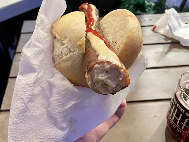 焼きたてのチューリンガー・ブラ焼きたてのチューリンガー・ブラットヴルストの断面と、ドイツの伝統的なパン（プレッシェン焼きたてのチューリンガー・ブラートヴルストの断面と、ドイツの伝統的なパン（ブレートヒェン）