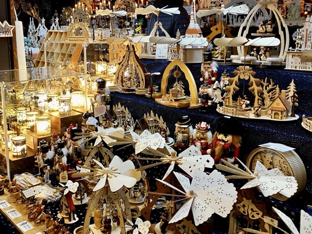 ドイツ伝統の木工芸品、クリスマスピラミッドやくるみ割り人形が並ぶ屋台のディスプレイ
