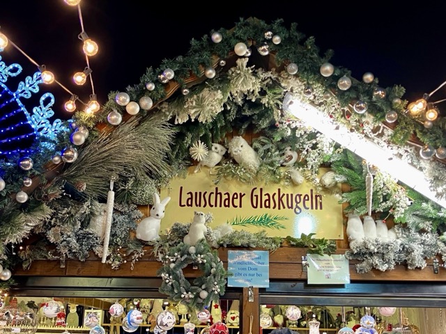 「Lauschaer Glaskugeln（ラウシャのガラスボール）」と書かれた、伝統的なクリスマスオーナメントの店の屋根のデコレーション