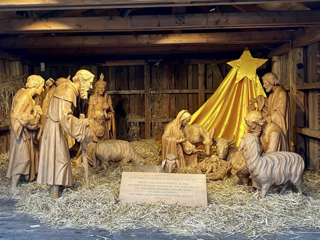 ドイツのクリスマスの伝統である、キリスト降誕場面を再現した等身大の精巧な木彫り人形「クリッペ」