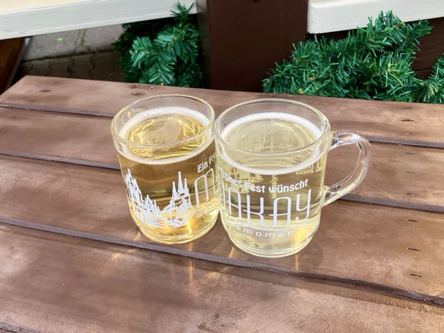 エアフルトのクリスマスマーケットのオリジナルマグカップに注がれた白とあんずのグリューワイン（ホットワイン）