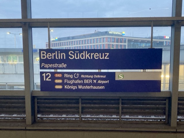ベルリンSバーンのSüdkreuz(ズュートクロイツ)駅ホーム。環状線(Ring)やベルリン・ブランデンブルク国際空港(BER)方面の案内が表示された駅名標