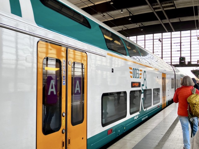 ベルリンの動物園(Zoo)駅に停車したODEG(Ostdeutsche Eisenbahn GmbH、東ドイツ鉄道)の車両