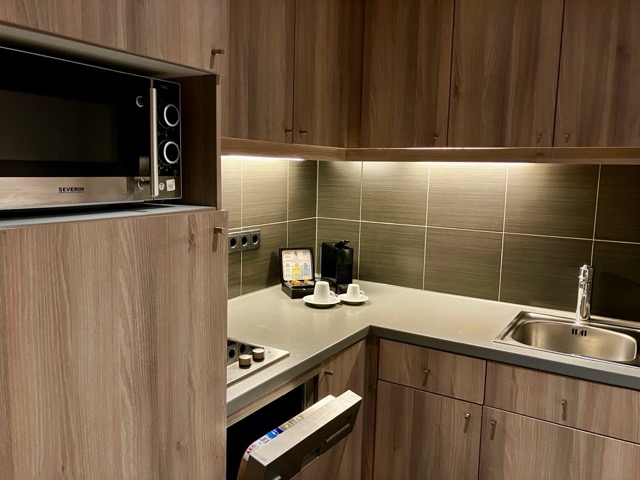 アダージョ ベルリンのキッチン設備：電子レンジ、シンク、ネスプレッソマシン、IHコンロ