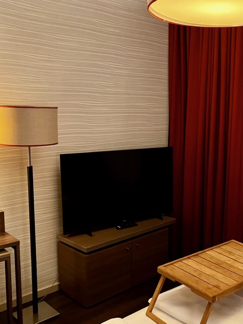 2〜10泊目の客室にある大型テレビと、ベッド上で使える木製のラップトップトレイ