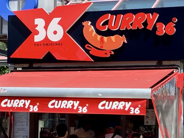 ベルリンの有名カリーヴルスト店「Curry 36」の赤い看板とお店の外観