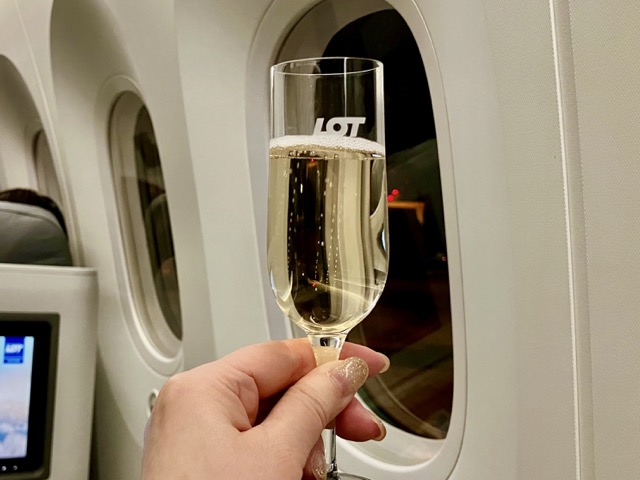 LOTポーランド航空のビジネスクラス機内で提供された、ロゴ入りグラスのウェルカムシャンパン