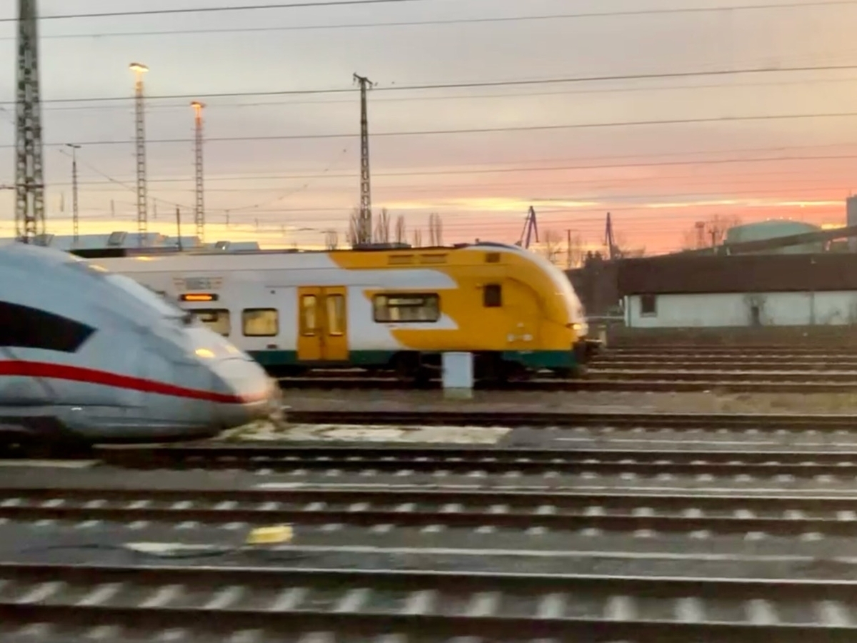ベルリン到着直前、ベルリン・ワルシャワ・エクスプレスの車窓から見えた冬の夕焼け。ICEやREの車両も見える