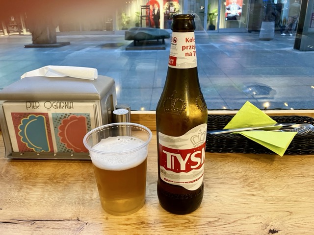 ワルシャワのピエロギ専門店で提供されたポーランドビールTyskieとプラスチックカップ