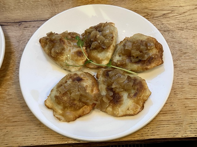 炒めた玉ねぎがトッピングされた香ばしい焼きピエロギ