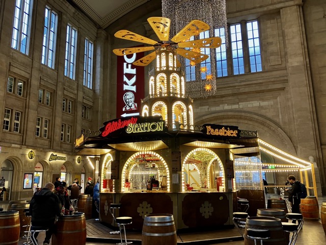 駅構内にある「Glühwein Station(グリューワイン・ステーション)」と書かれたクリスマスピラミッド