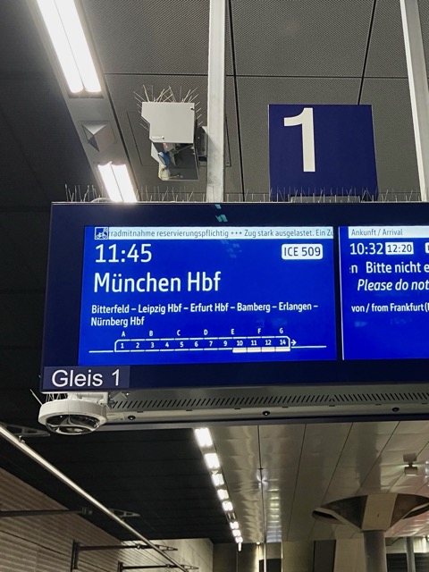駅のホームにある電光掲示板。11:45発ミュンヘン行きのICE 509の停車駅(ライプツィヒ、エルフルト等)を表示