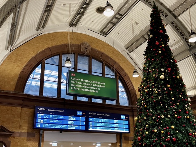 エルフルト中央駅構内の巨大なクリスマスツリーと、ルターやゲーテの名が記された歓迎の電光掲示板