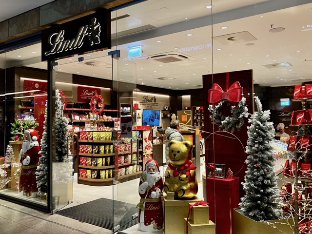 クリスマスの装飾が施されたリンツ(Lindt)のチョコレートショップの店舗外観