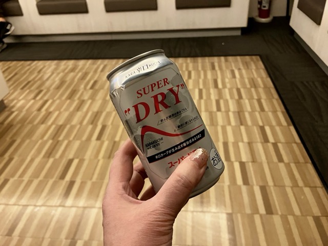 カードラウンジで提供される無料の缶ビール（アサヒスーパードライ）