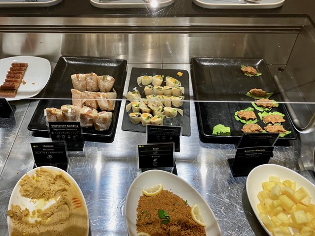 ターキッシュラウンジ名物のフムスやトルコ風の軽食（メゼ）