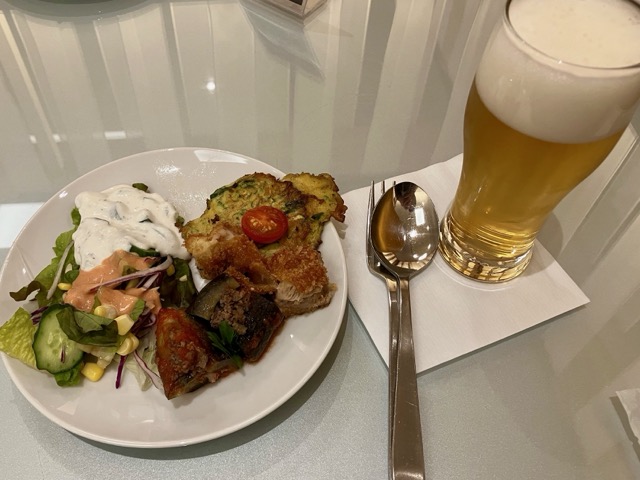 ターキッシュラウンジの料理（ナス料理やサラダ）と生ビール