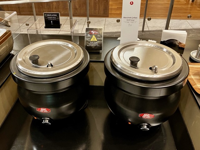 トルコ風レンズ豆のスープなどが並ぶスープカウンター