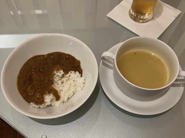 ターキッシュラウンジで盛り付けたカレーライスと温かいスープ