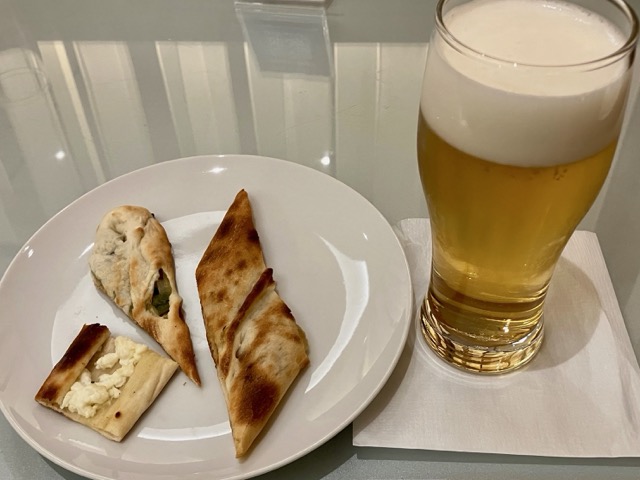 ターキッシュラウンジ名物のピデを数種類盛り付けたお皿とビール