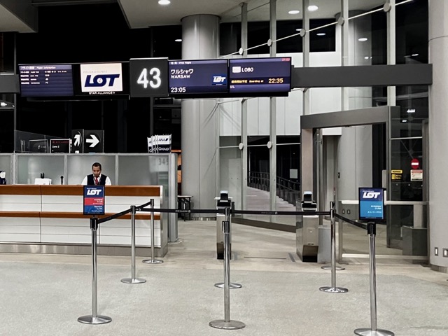 成田空港第1ターミナル43番ゲート、LOTポーランド航空ワルシャワ行きの搭乗口前