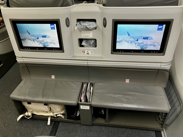 ビジネススクラスの大型機内モニター。ドリームライナーの機体映像が表示されている