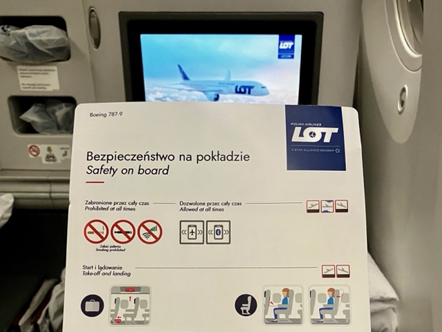ボーイング787-9の機内安全のしおり。LOTポーランド航空のロゴ入り