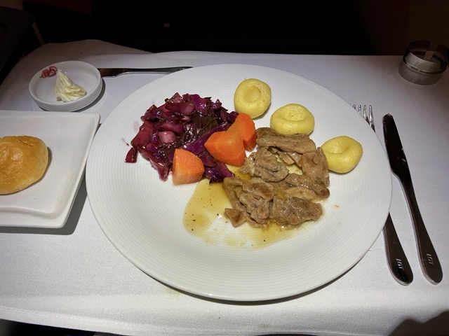 ポーランド航空ビジネスクラスのメイン料理。肉料理、シレジア風お団子(クルスキ)、赤キャベツ、人参のソテー