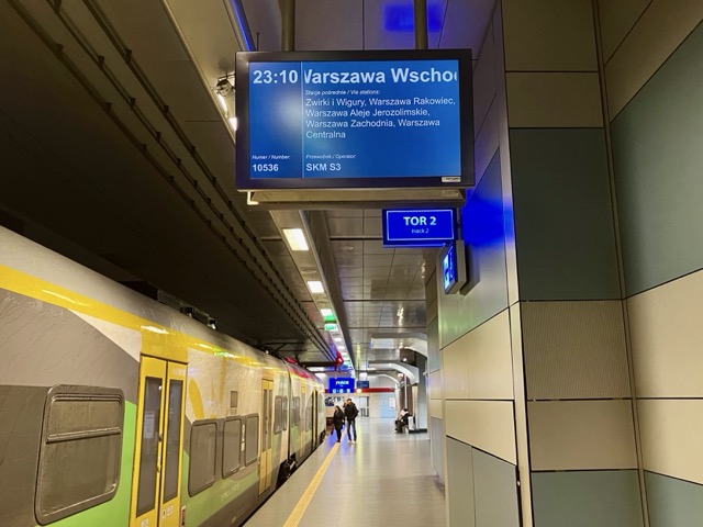 ワルシャワ・ショパン空港駅の列車案内。23:10発のSKM S3系統、ワルシャワ東駅行きを表示