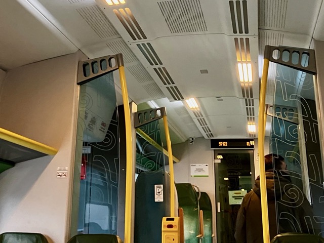 ポーランドの近郊電車SKMの車内風景。明るい照明と清潔感のあるグリーンの座席
