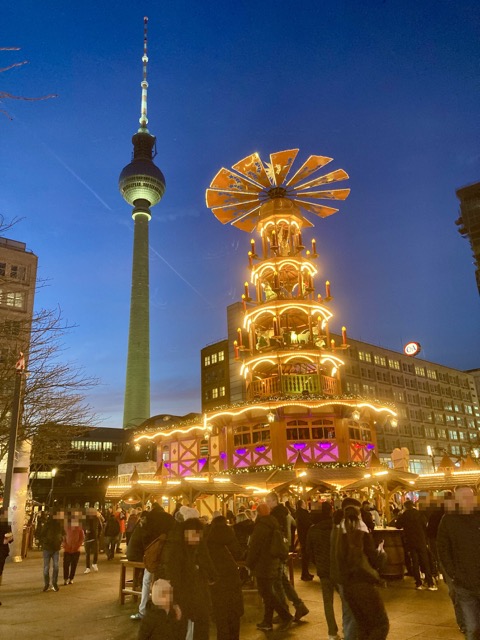 テレビ塔を背景にライトアップされたアレクサンダー広場の巨大なクリスマスピラミッド