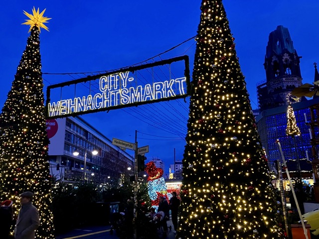 カイザー・ヴィルヘルム記念教会の前にある「CITY-WEIHNACHTSMARKT」の電飾看板