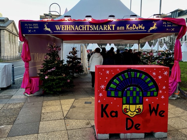 高級百貨店KaDeWe(カーデーヴェー)横のクリスマスマーケット入り口と可愛いイラストの看板