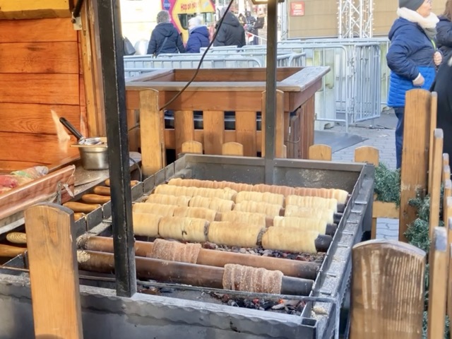 棒に巻きつけて直火で焼き上げる伝統菓子バウムストリーツェルの調理風景