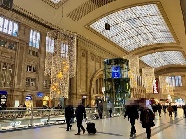 ライプツィヒ中央駅構内のショッピングエリア。高い天井から豪華なイルミネーションが吊り下げられている