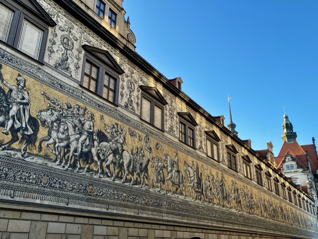 マイセン磁器のタイル約2万5000枚で描かれた、世界最大級の磁器壁画「君主の行列」