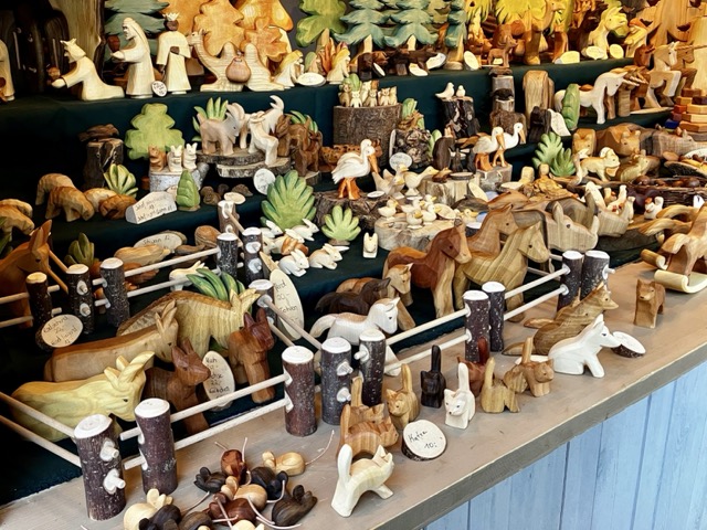 ドレスデンのマーケットで見つけたエルツ山地の伝統的な木工芸品の屋台。動物や人形などのオーナメントが所狭しと並ぶ様子