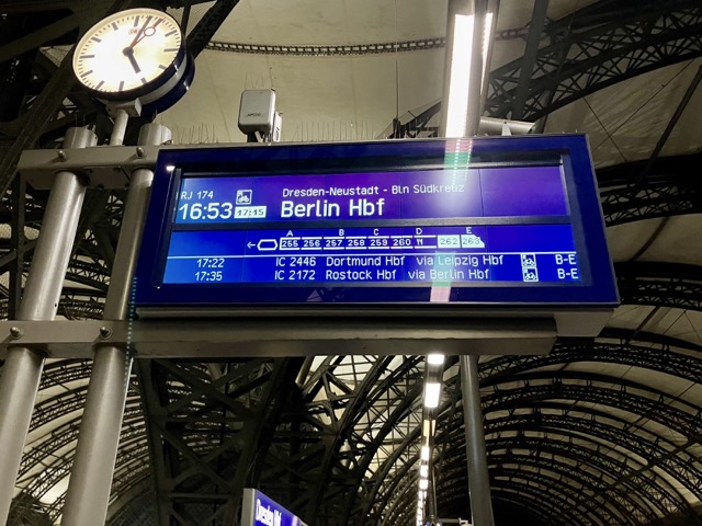 ドレスデン中央駅の出発案内板。16時53分発のベルリン行き国際列車（RJ 174）の運行状況を確認している様子
