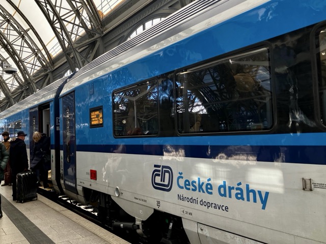 ベルリン中央駅からドレスデンへ向かうチェコ鉄道（České dráhy）の青い国際列車