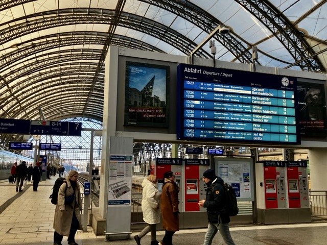 ドレスデン中央駅の出発案内掲示板。ベルリンへの帰り道の時間をチェック