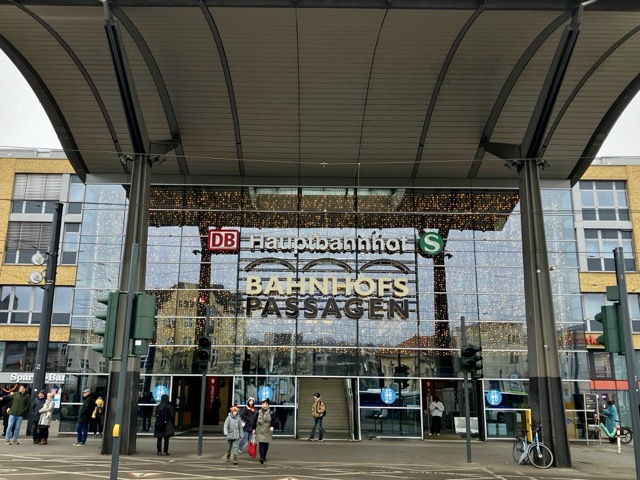 ポツダム中央駅（Hauptbahnhof）の入り口。Bahnhofs Passagenの文字とDB、Sバーンのロゴが見える