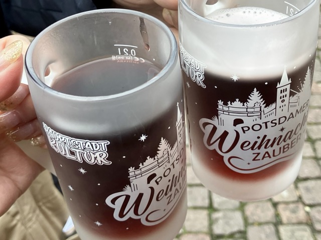 ポツダムのクリスマスマーケット限定マグカップに入ったグリューワイン