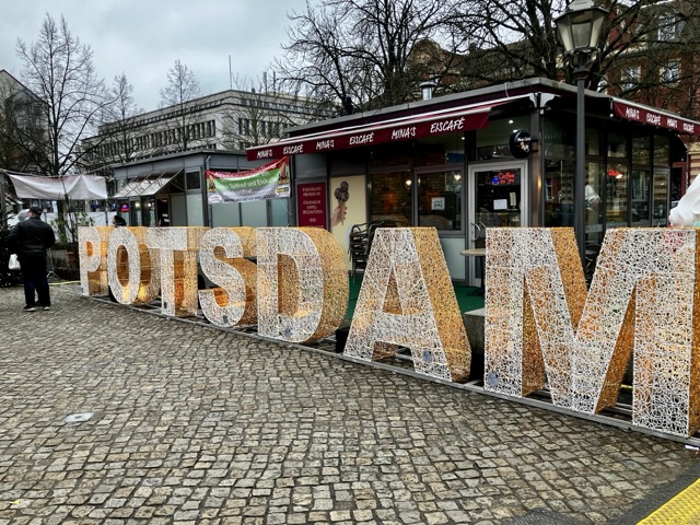 石畳の上に設置された「POTSDAM」という文字の大きなイルミネーション・オブジェ