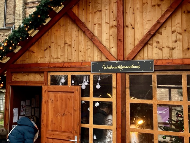 「Weihnachtsmannhaus（サンタの家）」と書かれた、温かみのある木造の小屋