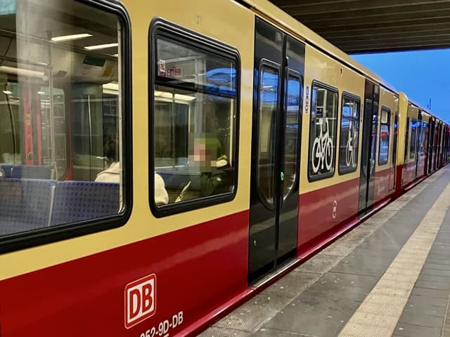 ポツダムからベルリンへ戻る際に利用する、DB（ドイツ鉄道）の赤いSバーンの車両