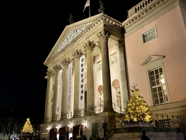 ベルリン国立歌劇場の夜景とクリスマスツリー