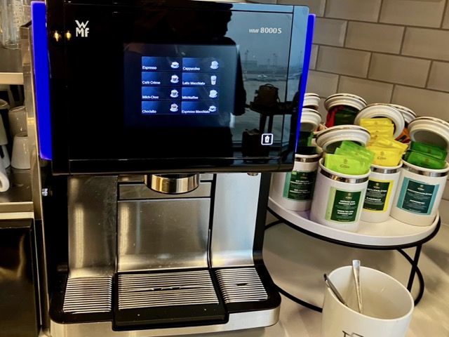 WMF製の本格コーヒーマシンと、横に並ぶ種類豊富なEilles（アイレス）の紅茶ティーバッグ