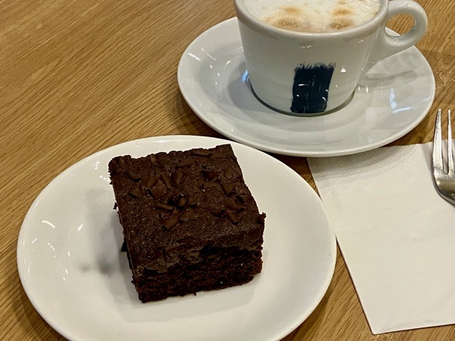 ルフトハンザ セネターラウンジでの食後のデザート。濃厚なチョコブラウニーとカプチーノ